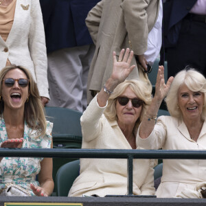 Peter Phillips et sa compagne Harriet Sperling, la reine consort d'Angleterre Camilla Parker Bowles, Annabel Elliot dans les tribunes de Wimbledon, lors de la 10ème journée du tournoi de tennis. Le 10 juillet 2024