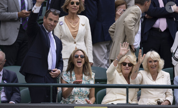 Peter Phillips et sa compagne Harriet Sperling, la reine consort d'Angleterre Camilla Parker Bowles, Annabel Elliot dans les tribunes de Wimbledon, lors de la 10ème journée du tournoi de tennis. Le 10 juillet 2024