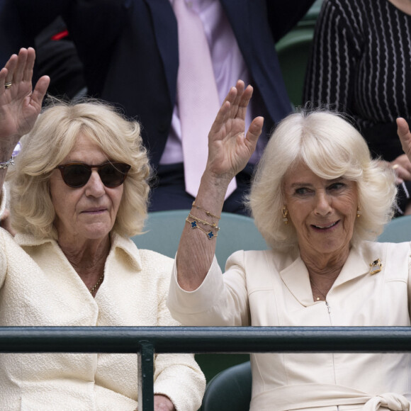 La reine consort d'Angleterre Camilla Parker Bowles and her younger sister, Annabel Elliot dans les tribunes de Wimbledon, lors de la 10ème journée du tournoi de tennis. Le 10 juillet 2024