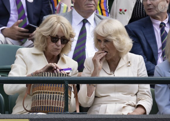 La reine consort d'Angleterre Camilla Parker Bowles and her younger sister, Annabel Elliot, clearly enjoying a chocolate! dans les tribunes de Wimbledon, lors de la 10ème journée du tournoi de tennis. Le 10 juillet 2024