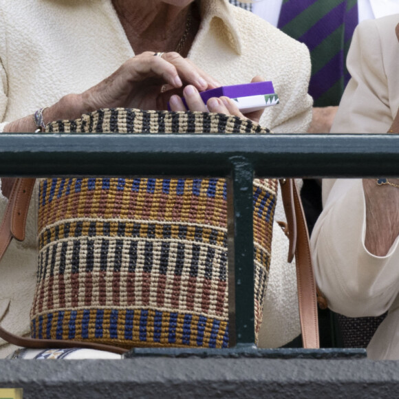 La reine consort d'Angleterre Camilla Parker Bowles and her younger sister, Annabel Elliot, clearly enjoying a chocolate! dans les tribunes de Wimbledon, lors de la 10ème journée du tournoi de tennis. Le 10 juillet 2024