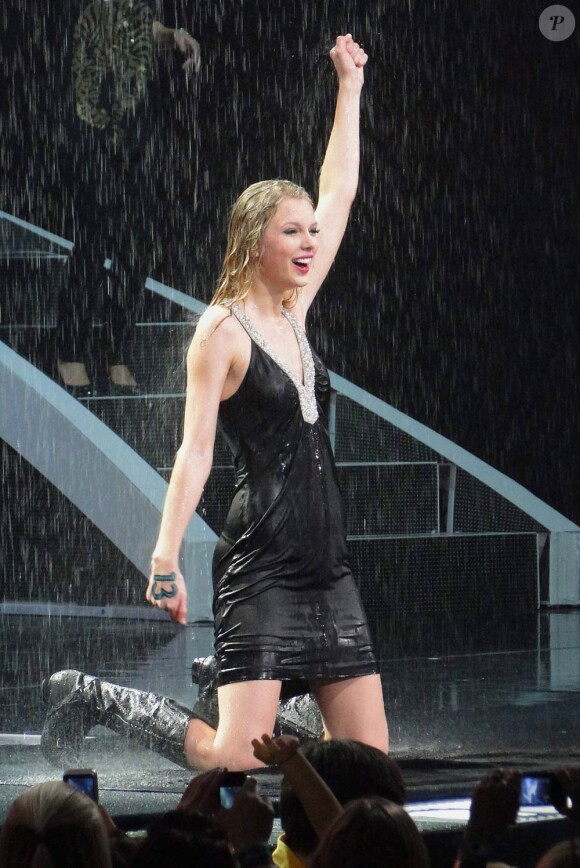 Taylor Swift est en lice pour quatre récompenses lors des Academy of Country Awards et a élaboré une vidéo délirante avec son équipe de choc