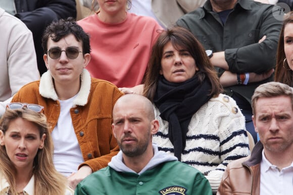 Estelle Denis et son fils Merlin Domenech dans les tribunes au même moment dans les tribunes des Internationaux de France de tennis de Roland Garros 2024 à Paris, France, le 2 juin 2024
