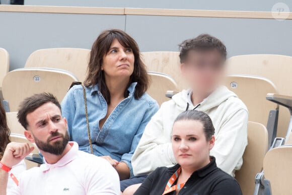 Estelle Denis et son fils Merlin Domenech dans les tribunes des Internationaux de France de Tennis de Roland Garros à Paris le 22 mai 2022