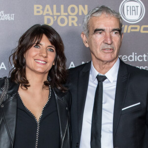 La présentatrice Estelle Denis semble comblée par sa vie de famille et partage de temps en temps des clichés avec ses enfants qu'elle a eus avec Raymond Domenech
Raymond Domenech et sa compagne Estelle Denis lors la cérémonie du Ballon d'or France Football au Grand Palais à Paris