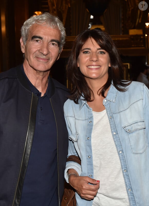 C'est sur les plateaux de télévision de la chaine InfoSport qu'elle rencontrera l'homme avec lequel elle partagera sa vie pendant plus de 15 ans, Raymond Domenech.
Estelle Denis et son compagnon Raymond Domenech à la première de l'escape game grandeur nature "Inside Opéra" au Palais Garnier à Paris, France, le 4 juin 2018