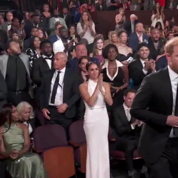 Un moment que le couple a partagé avec Serena Williams qui a animé la soirée au Dolby Theatre. 
Le prince Harry, duc de Sussex et Meghan Markle, duchesse de Sussex, lors de la cérémonie des "ESPY Awards 2024" à Los Angeles, le 11 juillet 2024.