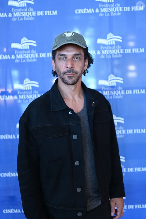 "C'est quelqu'un qui a eu le courage de venir récupérer un enfant et de l'élever seul", explique Tomer Sisley
 
Tomer Sisley - 10ème Festival du Cinéma et de la Musique de Film à La Baule le 28 juin 2024. © Rachid Bellak/Bestimage