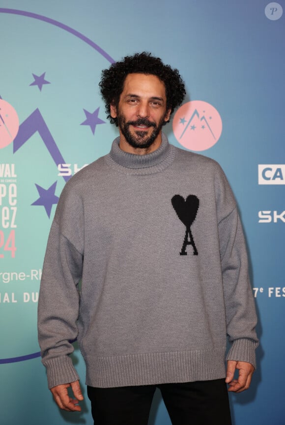 "Mon père m'a donné beaucoup de force. C'est un exemple extraordinaire", résume l'acteur
 
Tomer Sisley au photocall des arrivées de la cérémonie de clôture du 27ème Festival International du Film de Comédie de l'Alpe d'Huez, France, le 20 janvier 2024. © Dominique Jacovides/Bestimage