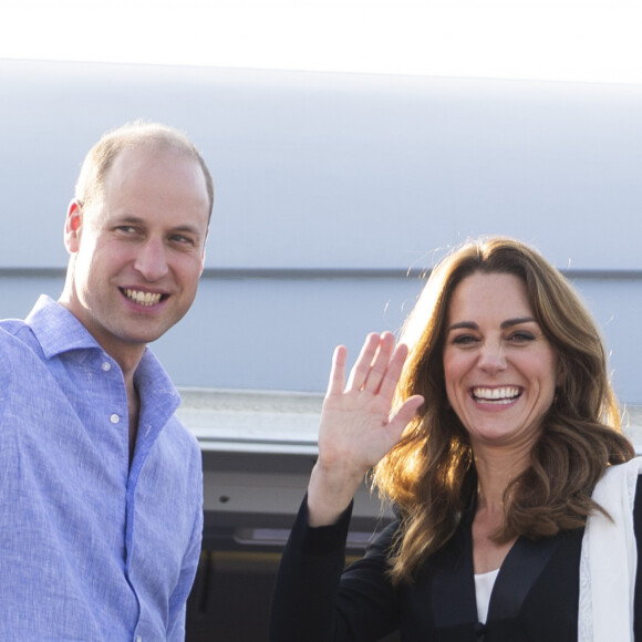 L'année dernière, c'est elle qui avait remis le trophée à son mari. 
Kate Catherine Middleton, duchesse de Cambridge, et le prince William, duc de Cambridge, au départ de l'aéroport d'Islamabad, après leur voyage officiel de cinq jours au Pakistan. Le 18 octobre 2019 