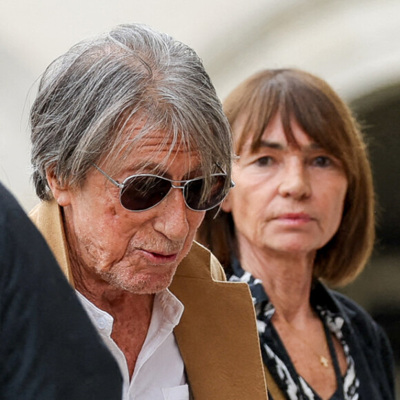 Jacques Dutronc et sa compagne Sylvie Duval - Arrivées aux obsèques de l'auteure-compositrice-interprète et actrice française Françoise Hardy au cimetière du Père-Lachaise à Paris, France © Jacovides-Moreau/Bestimage