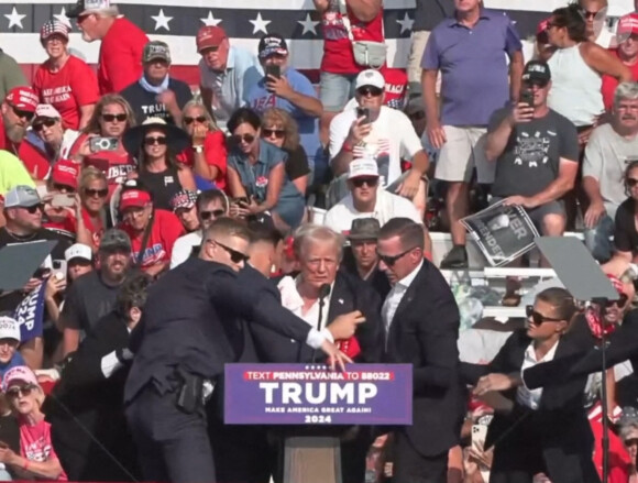 L'ancien président américain républicain Donald Trump victime d'une tentative d'assassinat lors d'un meeting à Butler en Pennsylvanie aux Etats-Unis le 13 juillet 2024 © Photo by Xinhua/ABACAPRESS.COM