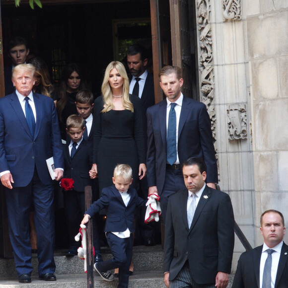 Barron Trump, Donald Trump, Kimberly Guilfoyle, Donald Trump Jr, Ivanka Trump, Eric Trump, et leurs enfants - Obsèques d'Ivana Trump en l'église St Vincent Ferrer à New York. Le 20 juillet 2022 © Bruce Cotler / Zuma Press / Bestimage