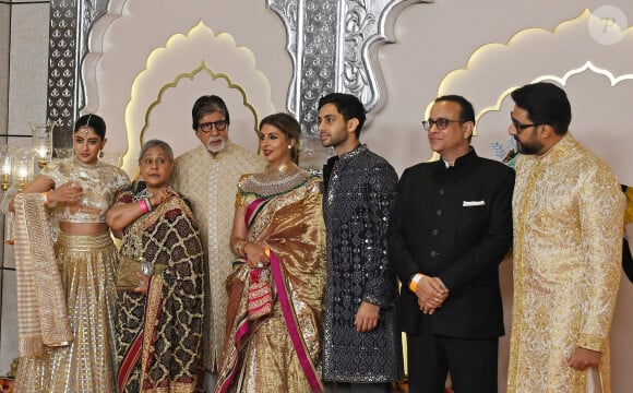 Navya Naveli Nanda, Jaya Bachchan, Bollywood actor Amitabh Bachchan, Shweta Bachchan, Agastya Nanda, Nikhil Nanda et Abhishek Bachchan  - Mariage d'Anant Ambani et Radhika Merchant à Mumbaï en juillet 2024. © Ashish Vaishnav/SOPA Images via ZUMA Press/Bestimage