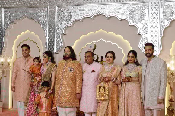 Elle a été conviée aux noces à Mumbaï d'Anant Ambani et Radhika Merchant, fils du puissant Mukesh Ambani
Akash Ambani, Shloka Mehta, Anant Ambani, Mukesh Ambani, Nita Ambani, Isha Ambaniet Anand Piramal - Mariage d'Anant Ambani et Radhika Merchant à Mumbaï en juillet 2024.© Ashish Vaishnav/SOPA Images via ZUMA Press/Bestimage