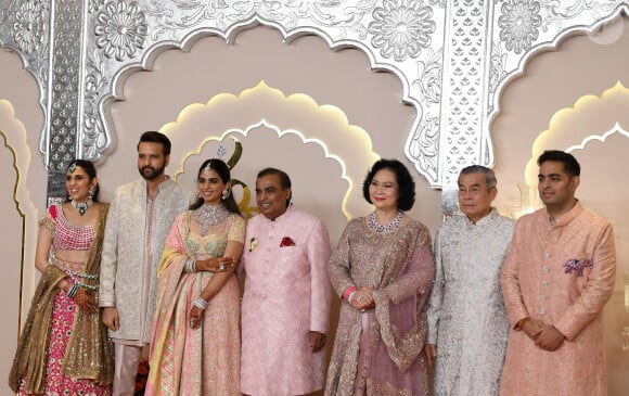 Shloka Mehta, Anand Piramal, Isha Ambani, Mukesh Ambani, Khunying Patama Leeswadtrakul, Dr.Somsak Leeswadtrakul et Akash Ambani - Mariage d'Anant Ambani et Radhika Merchant à Mumbaï en juillet 2024. © Ashish Vaishnav/SOPA Images via ZUMA Press/Bestimage
