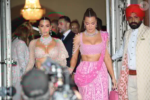 Kim et Khloe Kardashian - Mariage d'Anant Ambani et Radhika Merchant à Mumbaï en juillet 2024.