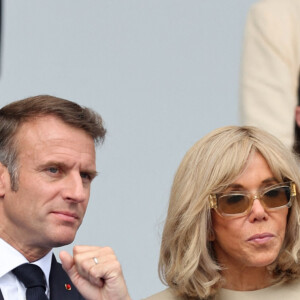 Le président Emmanuel Macron a ouvert le défilé dans le calme, debout dans un véhicule de commandement. 
Emmanuel Macron et sa femme Brigitte en tribune présidentielle lors de la cérémonie du 144ème défilé militaire du 14 juillet, jour de la Fête Nationale, le 14 juillet 2024