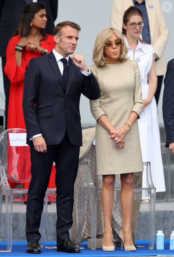 Le président Emmanuel Macron a ouvert le défilé dans le calme, debout dans un véhicule de commandement. 
Emmanuel Macron et sa femme Brigitte en tribune présidentielle lors de la cérémonie du 144ème défilé militaire du 14 juillet, jour de la Fête Nationale, le 14 juillet 2024