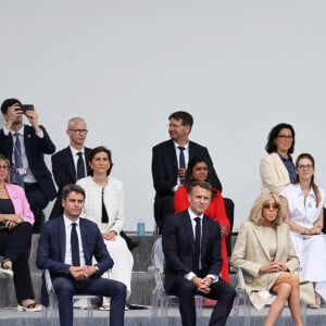 Portée par un cavalier coiffé d'un bicorne, la flamme olympique a descendu l'avenue Foche devant les membres du gouvernement.
Sylvie Retailleau, Franck Riester, Amélie Oudea-Castera, Prisca Thévenot, Aurore Bergé, Gabriel Attal, Emmanuel Macron et sa femme Brigitte, Gérard Larcher, Gérald Darmanin, Nicole Belloubet, Rachida Dati en tribune présidentielle lors de la cérémonie du 144ème défilé militaire du 14 juillet, jour de la Fête Nationale, avenue Foch à Paris, France, le 14 juillet 2024.