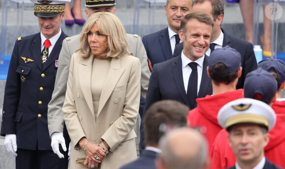 Le Président de la République française Emmanuel Macron et sa femme la Première Dame française Brigitte Macron lors d'un bain de foule à la cérémonie du 144ème défilé militaire du 14 juillet, jour de la Fête Nationale, à Paris, France, le 14 juillet 2024