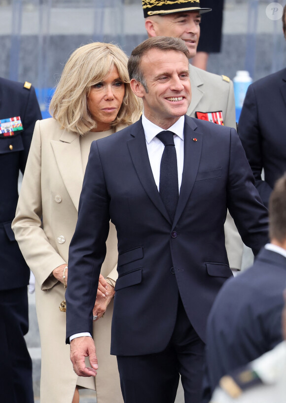 Le Président de la République française Emmanuel Macron et sa femme la Première Dame française Brigitte Macron lors d'un bain de foule à la cérémonie du 144ème défilé militaire du 14 juillet, jour de la Fête Nationale, à Paris, France, le 14 juillet 2024