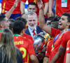 Ce dimanche 14 juillet 2024, la Roja a été sacrée championne d'Europe de football à Berlin.
Le roi Felipe VI avec l'infante Sofia avec l'équipe d'Espagne après sa victoire en finale de l'Euro 2024 face à Angleterre (1-0) à l'Olympiastadion à Berlin, le 14 juillet 2024. 