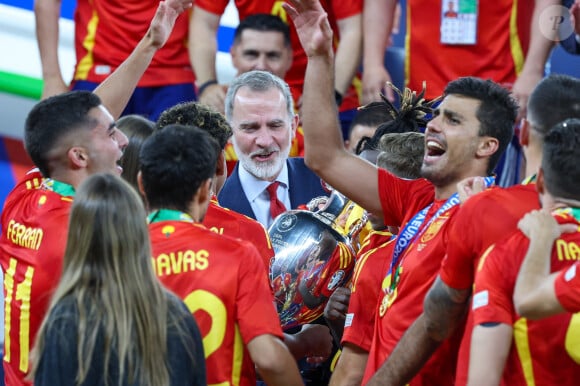 Ce dimanche 14 juillet 2024, la Roja a été sacrée championne d'Europe de football à Berlin.
Le roi Felipe VI avec l'infante Sofia avec l'équipe d'Espagne après sa victoire en finale de l'Euro 2024 face à Angleterre (1-0) à l'Olympiastadion à Berlin, le 14 juillet 2024. 