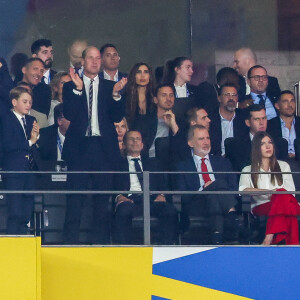 Ils ont d'ailleurs été vus dans les tribunes aux côtés du roi Felipe IV d'Espagne, accompagné de sa fille cadette, la princesse Sofia qui a attiré tous les regards avec son pantalon rouge !
Le prince William, prince de Galles, avec le prince George de Galles, et le roi Felipe VI d'Espagne avec l'infante Sofia dans les tribunes lors de la finale de l'Euro 2024 "Espagne - Angleterre" à l'Olympiastadion à Berlin, le 14 juillet 2024. 