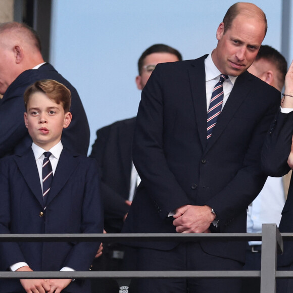Etant fans de football, le prince William et son fils, le prince George, ont fait le déplacement jusqu'en Allemagne !
Le prince William, prince de Galles, avec le prince George de Galles, et le roi Felipe VI d'Espagne avec l'infante Sofia dans les tribunes lors de la finale de l'Euro 2024 "Espagne - Angleterre" à l'Olympiastadion à Berlin, le 14 juillet 2024. 