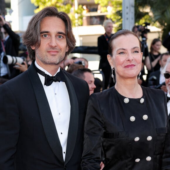 Et notamment de sa mère Carole Bouquet qui l'aide à se protéger d'un cliché qui touche cette profession
Dimitri Rassam et sa mère Carole Bouquet - Montée des marches du film " Megalopolis " lors du 77ème Festival International du Film de Cannes, au Palais des Festivals à Cannes. © Jacovides-Moreau / Bestimage 