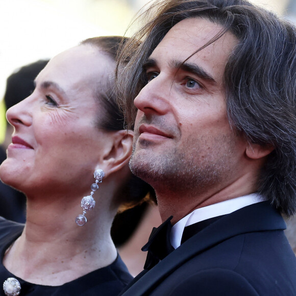 Dimitri Rassam et sa mère Carole Bouquet - Montée des marches du film " Megalopolis " lors du 77ème Festival International du Film de Cannes, au Palais des Festivals à Cannes. Le 16 mai 2024 © Jacovides-Moreau / Bestimage 