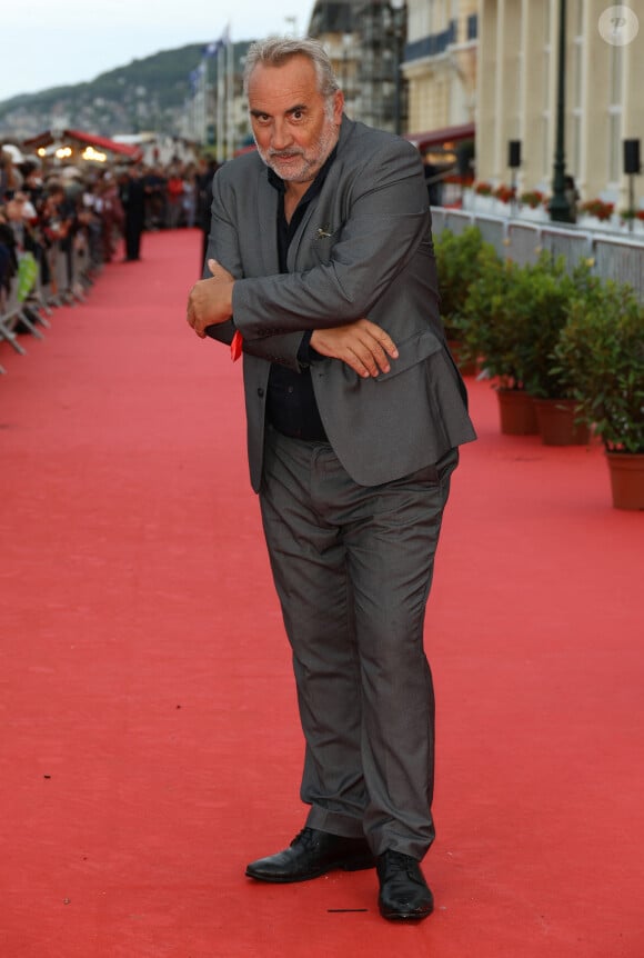 Le cadre est idyllique
Antoine Duléry sur le tapis rouge de la cérémonie de clôture du 38ème festival du film de Cabourg, France, le 15 juin 2024. Les Journées romantiques du 38ème Festival du film de Cabourg (Calvados) auront lieu du 12 au 16 juin. © Coadic Guirec/Bestimage 