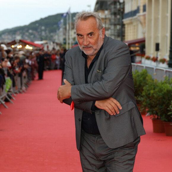 Le cadre est idyllique
Antoine Duléry sur le tapis rouge de la cérémonie de clôture du 38ème festival du film de Cabourg, France, le 15 juin 2024. Les Journées romantiques du 38ème Festival du film de Cabourg (Calvados) auront lieu du 12 au 16 juin. © Coadic Guirec/Bestimage 