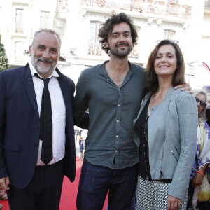 Avec sa famille, il a ses petites habitudes
Exclusif - Antoine Duléry, sa femme Pascale Pouzadoux et leur fils Raphaël Duléry à la 2ème édition du festival du cinéma français et gastronomie au casino de Aix les Bains le 6 juin 2023. © Denis Guignebourg / Bestimage  