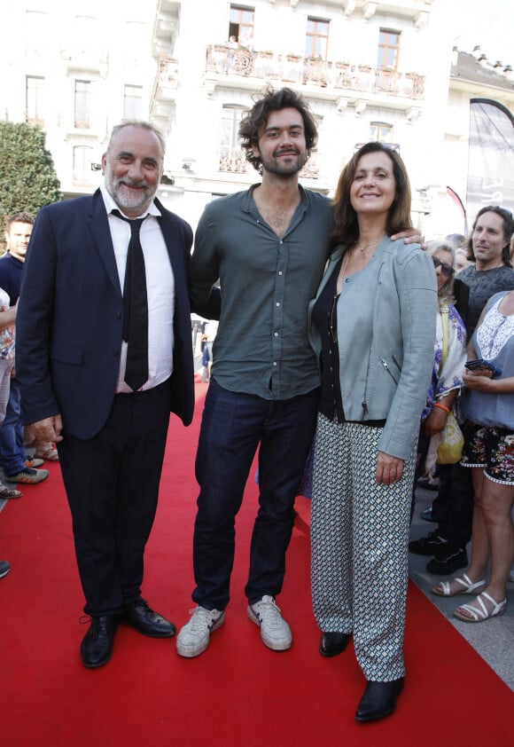 Avec sa famille, il a ses petites habitudes
Exclusif - Antoine Duléry, sa femme Pascale Pouzadoux et leur fils Raphaël Duléry à la 2ème édition du festival du cinéma français et gastronomie au casino de Aix les Bains le 6 juin 2023. © Denis Guignebourg / Bestimage  