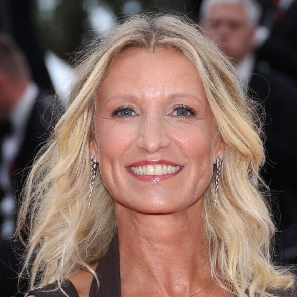 "Dans les Cévennes, où j'habite, c'est magnifique. On peut y voir des rivières transparentes, des rochers blancs merveilleux, de pleines forets...", raconte-t-elle.
Alexandra Lamy à la montée des marches du film " Le deuxième acte " pour la cérémonie d'ouverture du 77ème Festival International du Film de Cannes, le 14 mai 2024