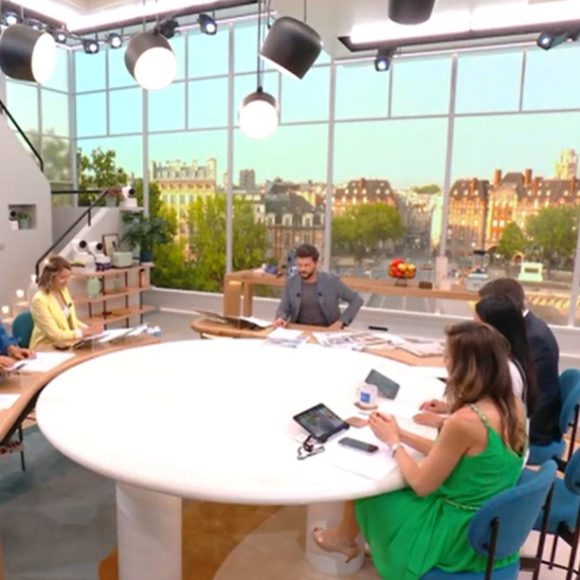Ce n'est qu'à 7h16, avec donc 16 minutes de retard, qu'il a enfin pu retrouver les téléspectateurs.
Grosse panne dans "Bonjour !", vendredi 19 juillet 2024 sur TF1.