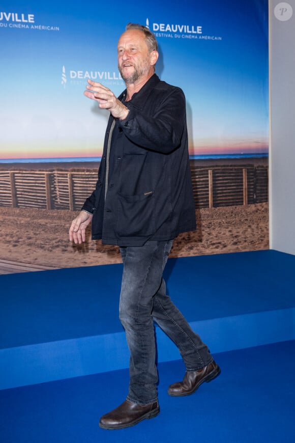 Benoît Poelvoorde au photocall de "Comment je suis devenu un super-héros" lors du 46ème Festival du Cinéma Américain de Deauville, le 13 septembre 2020. © Olivier Borde/Bestimage 