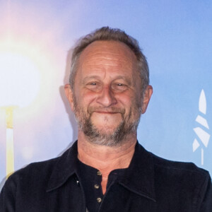 Benoît Poelvoorde au photocall de "Comment je suis devenu un super-héros" lors du 46ème Festival du Cinéma Américain de Deauville, le 13 septembre 2020. © Olivier Borde/Bestimage 