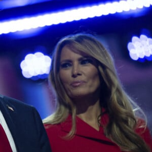 Donald J. Trump, aux côtés de son épouse Melania, accepte la nomination de son parti en tant que candidat à la présidence des États-Unis lors de la Convention nationale républicaine 2024 au Fiserv Forum à Milwaukee, Wisconsin, le jeudi 18 juillet 2024. Crédit : Ron Sachs / CNP