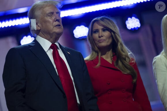 Donald J. Trump, aux côtés de son épouse Melania, accepte la nomination de son parti en tant que candidat à la présidence des États-Unis lors de la Convention nationale républicaine 2024 au Fiserv Forum à Milwaukee, Wisconsin, le jeudi 18 juillet 2024. Crédit : Ron Sachs / CNP