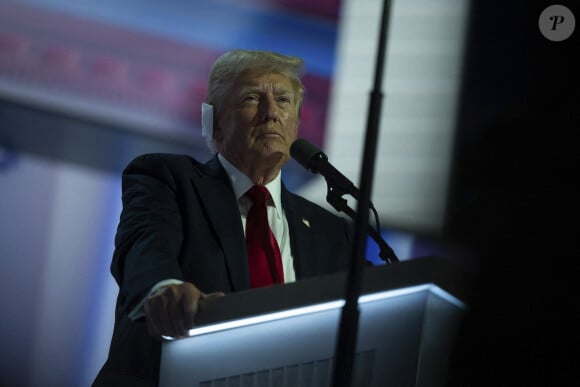 L'ancien président américain Donald J. Trump s'exprime lors de la Convention nationale républicaine à Milwaukee, Wisconsin, au Fiserv Forum, le jeudi 18 juillet 2024, cinq jours après avoir été blessé par une balle à l'oreille. Il a raconté cette histoire dans son discours. Annabelle Gordon / CNP