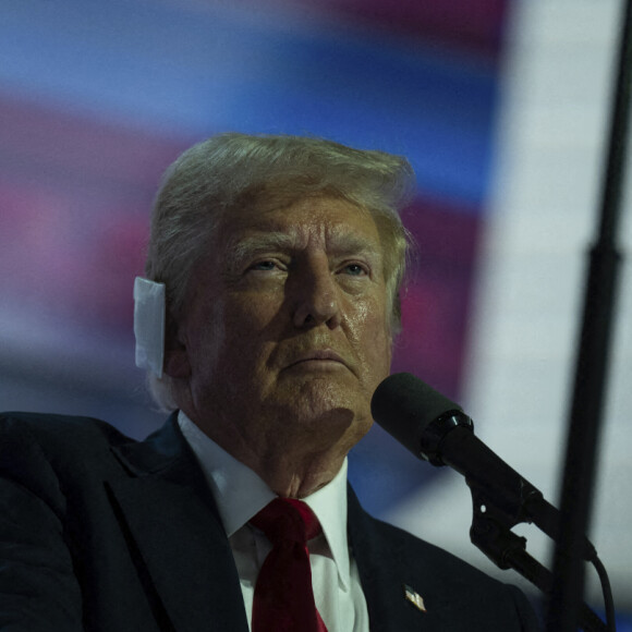 L'ancien président américain Donald J. Trump s'exprime lors de la Convention nationale républicaine à Milwaukee, Wisconsin, au Fiserv Forum, le jeudi 18 juillet 2024, cinq jours après avoir été blessé par une balle à l'oreille. Il a raconté cette histoire dans son discours. Annabelle Gordon / CNP