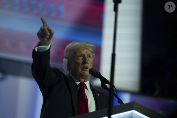 L'ancien président américain Donald J. Trump s'exprime lors de la Convention nationale républicaine à Milwaukee, Wisconsin, au Fiserv Forum, le jeudi 18 juillet 2024, cinq jours après avoir été blessé par une balle à l'oreille. Il a raconté cette histoire dans son discours. Annabelle Gordon / CNP