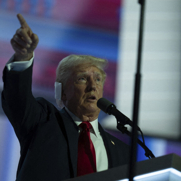 L'ancien président américain Donald J. Trump s'exprime lors de la Convention nationale républicaine à Milwaukee, Wisconsin, au Fiserv Forum, le jeudi 18 juillet 2024, cinq jours après avoir été blessé par une balle à l'oreille. Il a raconté cette histoire dans son discours. Annabelle Gordon / CNP