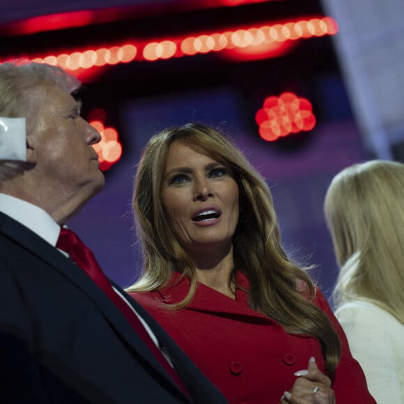 Mais alors Donald Trump s'en est sorti avec une simple blessure à l'oreille, Kate Middleton se retrouve mêlée au scandale.
Donald Trump et l'ancienne première dame Melania Trump lors de la Convention nationale républicaine à Milwaukee, le jeudi 18 juillet 2024. M. Trump est apparu pour la première fois depuis un rassemblement en Pennsylvanie, au cours duquel il a été blessé par une balle qui lui a frôlé l'oreille. Annabelle Gordon / CNP