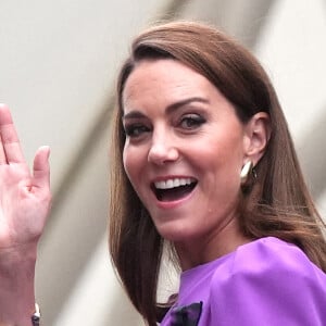 La princesse de Galles salue la foule alors qu'elle se dirige vers le Centre Court avant la finale du simple messieurs lors de la quatorzième journée des Championnats de Wimbledon 2024 au All England Lawn Tennis and Croquet Club, à Londres, le 14 juillet 2024. Jordan Pettitt/PA Wire/ABACAPRESS.COM