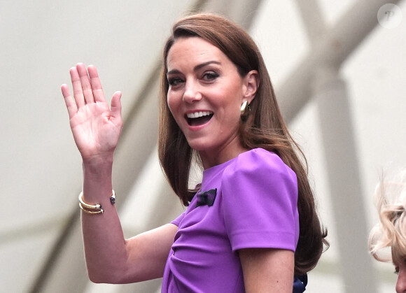 La princesse de Galles salue la foule alors qu'elle se dirige vers le Centre Court avant la finale du simple messieurs lors de la quatorzième journée des Championnats de Wimbledon 2024 au All England Lawn Tennis and Croquet Club, à Londres, le 14 juillet 2024. Jordan Pettitt/PA Wire/ABACAPRESS.COM