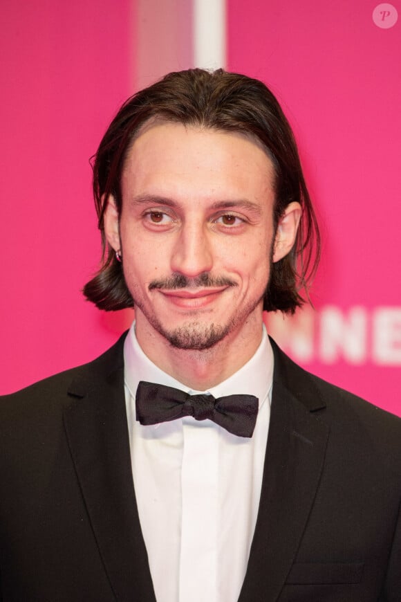 Romeo Elvis pose sur le tapis rose du Festival de Cannes le 9 octobre 2021 à Cannes. Marco Piovanotto/ABACAPRESS.COM